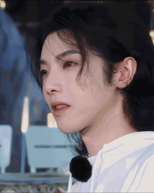 再拍两张##华晨宇一个月才回吴彤微信