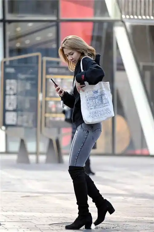 紧身牛仔裤搭配长靴,秋冬季节的经典搭配,也会穿出时尚的效果插图5
