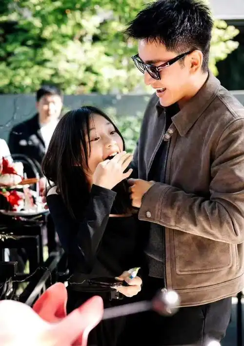 甜馨生日会真隆重!李小璐穿露脐装跟贾乃亮高调同框,嗯哼也来了