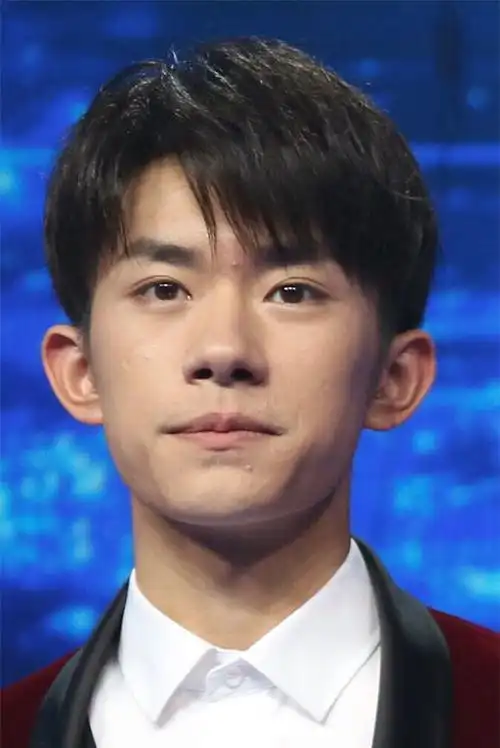 易烊千玺未修图活动照流出,颜值能否经得住超近镜头的考验?