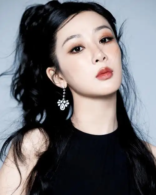 杨紫挑战新风格,美拉德烟熏妆,直播时透露《长相思》第二季更虐-腾讯