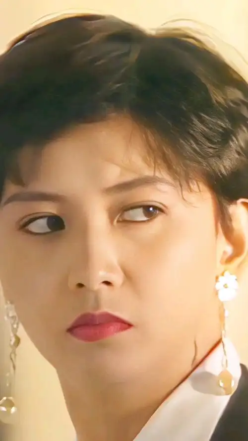 "短发美女"曾华倩