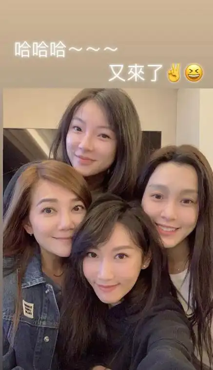 梁静茹范玮琪姐妹情不变与阔太好友聚会合照很是开心