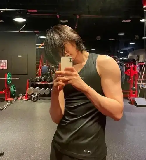 《黑话律师》李钟硕是肌肉花美男,健身前后差超多,身材变化史公开