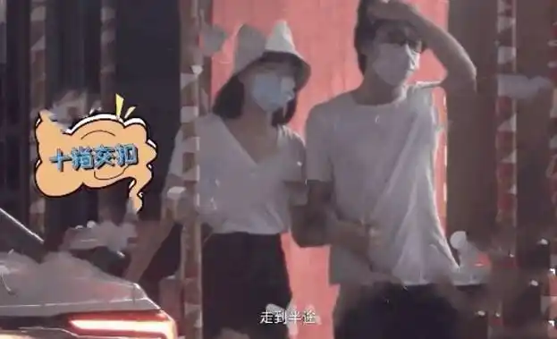 同居试婚!37岁黄龄携男友逛街获亲密熊抱,男方高大帅气超贴心