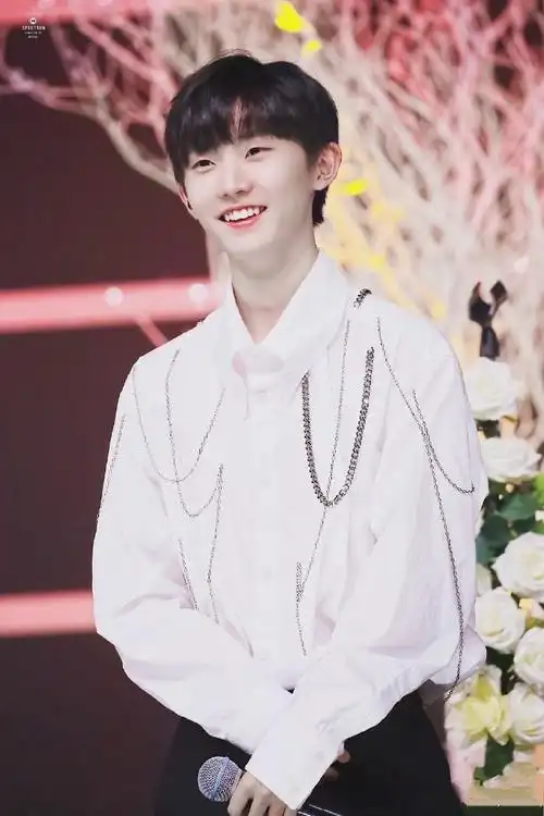 令人怦然心动的微笑#马嘉祺笑起来我心动化了,露出来的小虎牙可爱值