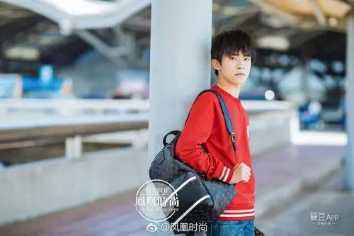 [tfboys][新闻]170510 时尚街拍大片来袭 易烊千玺红色卫衣亮眼休闲