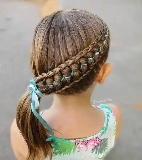 最新款小女孩好看的辫子编发发型,美美哒_小公主_头发_刘海中