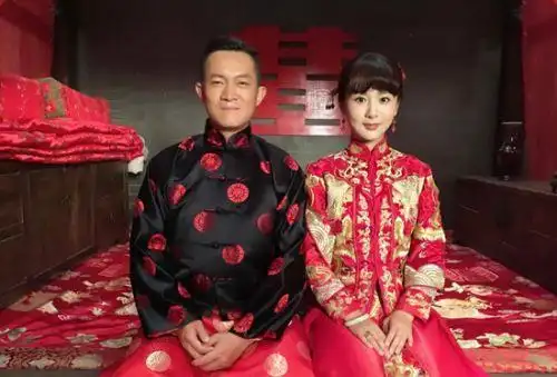 杨紫的8张结婚照和谁都不情愿唯独与他笑的满面春风