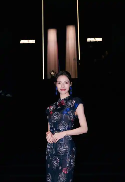 钟楚曦旗袍造型优雅端庄露温婉笑容身姿曼妙