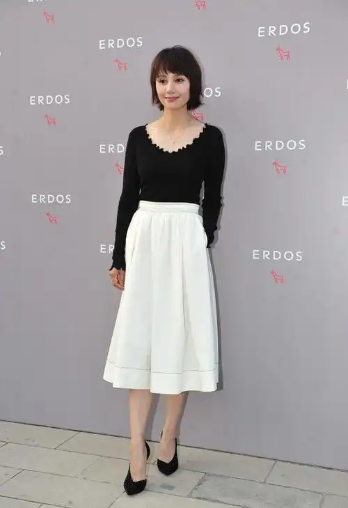 袁泉花边v领黑色针织衫 白色半身裙 尖头高跟鞋,知性优雅.