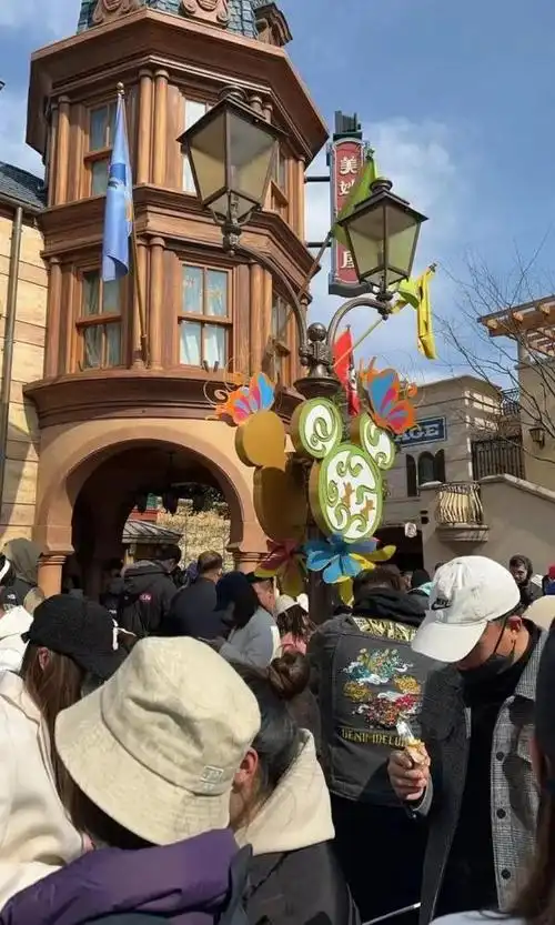事发上海场面一度混乱排队8小时才被告知已卖光有人要求迪士尼出来