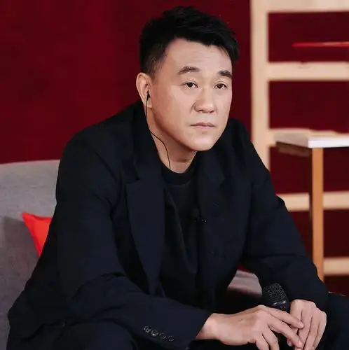 原创52岁何冰得飞天奖视帝击败倪大红唐国强他靠的是什么