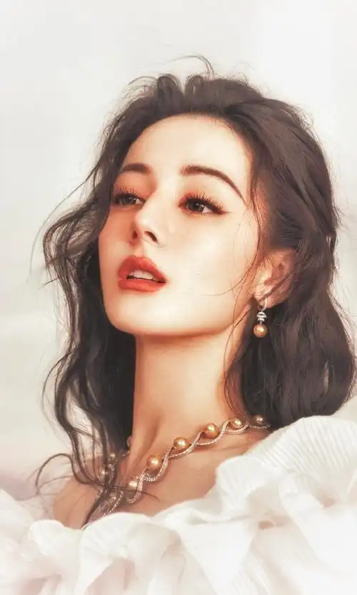 迪丽热巴费加罗闭年刊