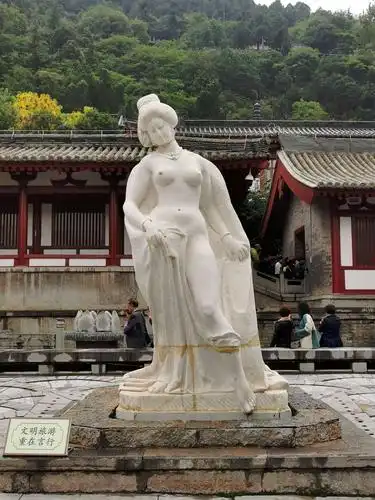 这是杨贵妃(杨玉环)在华清宫的雕像,记录着她的凄美爱情故事.