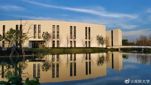 马云的湖畔大学新校区落成超大正圆形四面环水