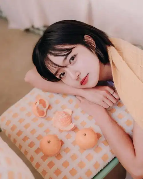 韩国短发美少女神似国民初恋秀智身材却更胜一筹