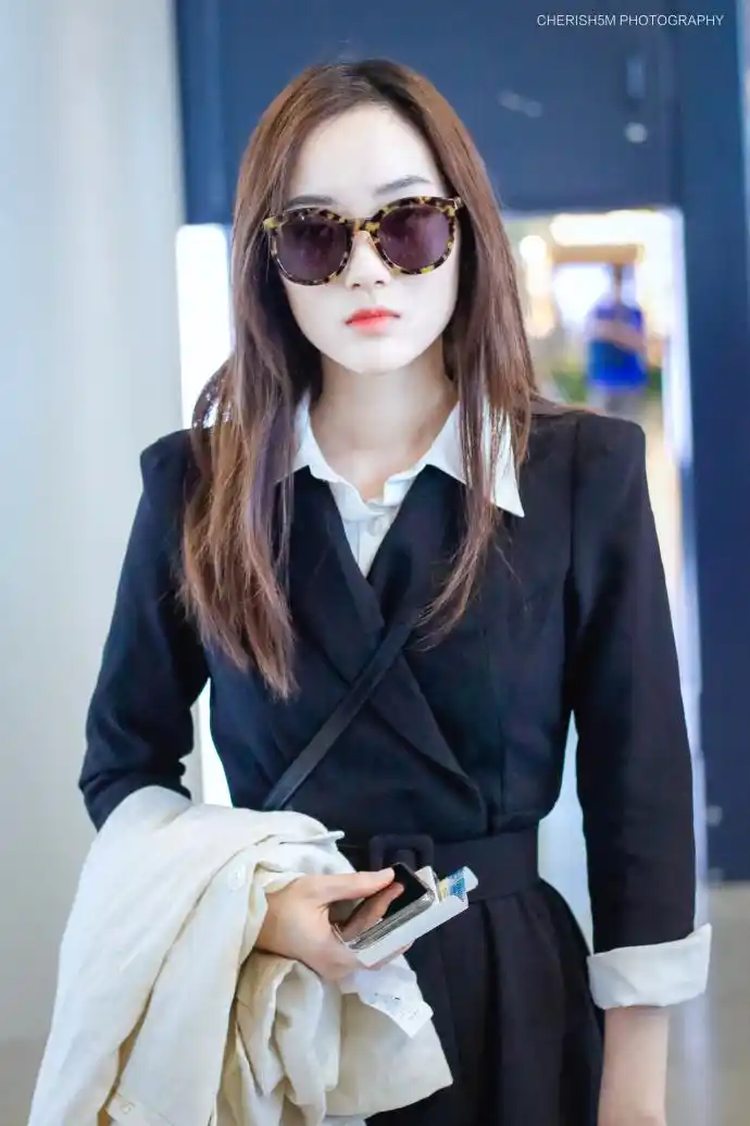 中戏大二学生赵嘉敏现身机场,皮肤白到发光,笑起来真的好甜!