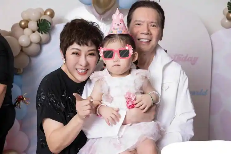 郭碧婷女儿生日宴不参加,大合照没他_向华强_向佐_父亲