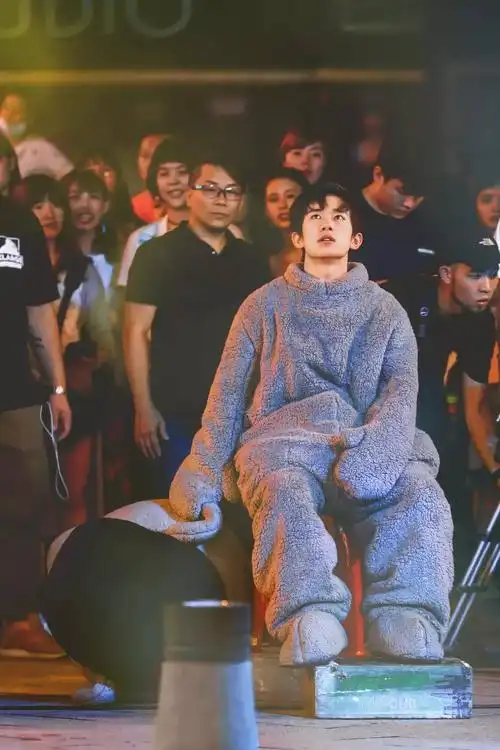 易烊千玺找《放开我北鼻》借熊服?脱掉帽子的一刹那很多人哭了!