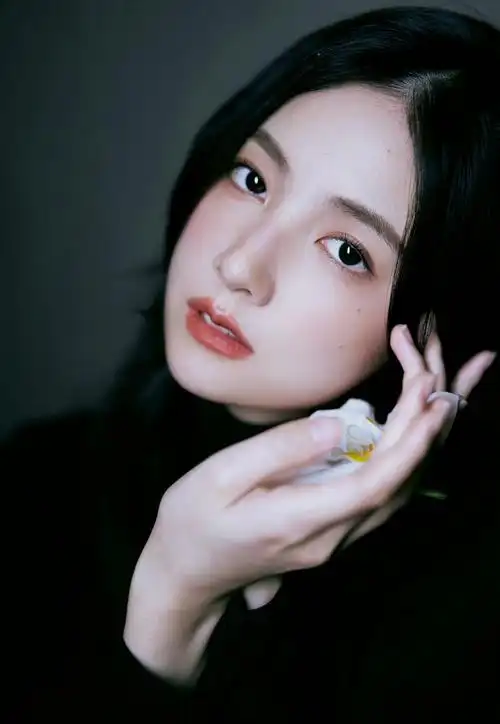 6赵粤更新一组油画质感的和柿子随拍,冷白皮 暗色调,真的很想被美女咬