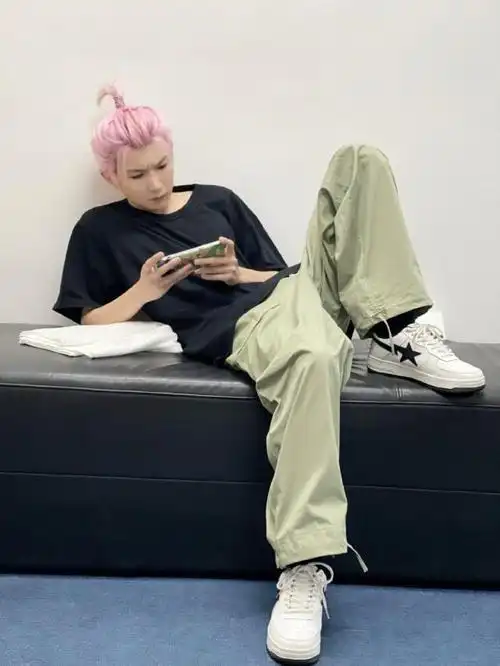 王源晒游戏时间随拍 头顶扎粉色小揪揪又帅又可爱