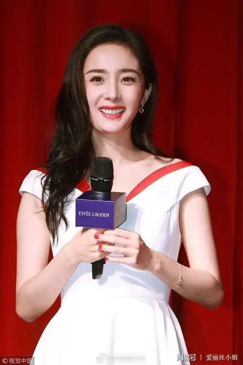 杨幂穿学院风少女连衣裙真的显老了网友眼纹吓人