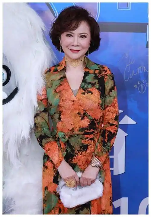 原创蔡明精致打扮出席发布会穿深v长裙身材凹凸有致不像58岁阿姨