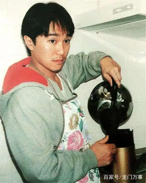 周星驰从小到大的照片,幼年时喜欢张嘴,和女友合影表情夸张!