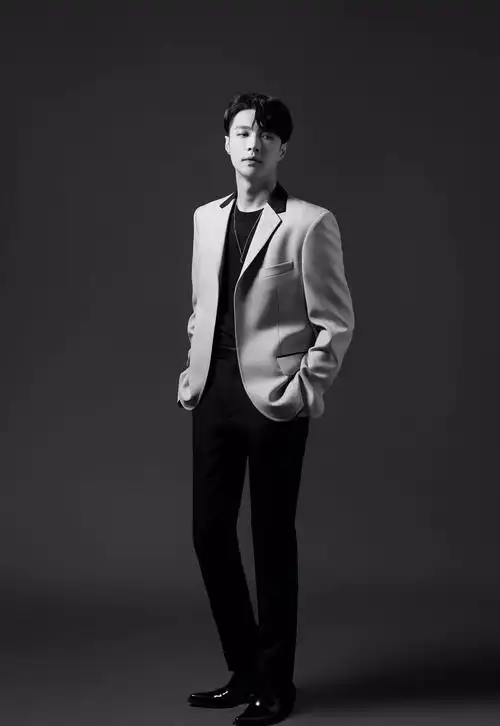 张艺兴穿西装有点老成,略有老腊肉的既视感