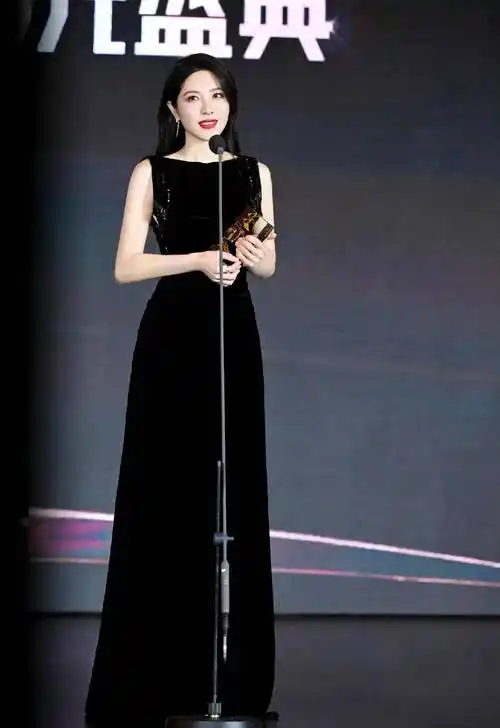 又到了红毯造型选拔环节.每次去这一届,总会有一个"红黑榜".