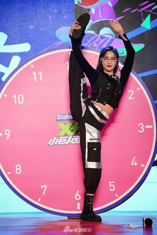 组图:柔韧性太强了!许佳琪长腿变时针大秀一字马