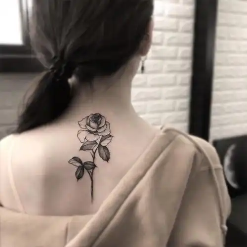 后背黑灰玫瑰纹身图案