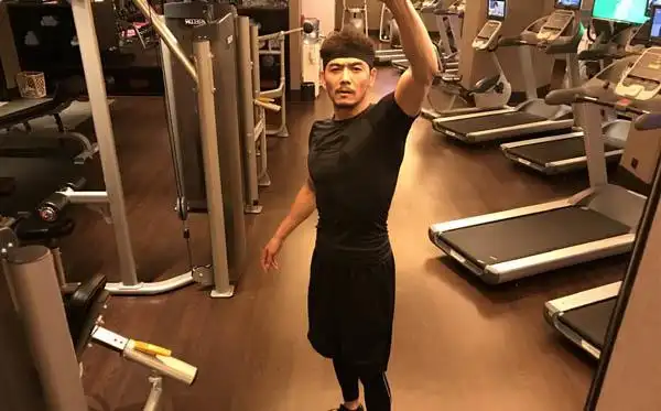 行走的荷尔蒙杨烁大秀肌肉,网友看到小包总肌肉脸会红