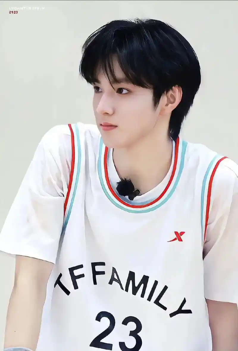 谁也无法抵挡篮球场上意气风发的男高刘耀文#tf家族夏日运动会 - 抖音