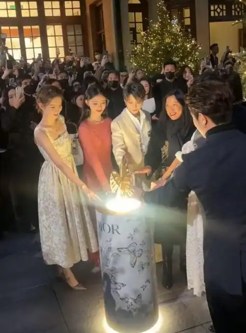 曾有狗仔拍到冯绍峰与林允牵手逛街的画面,之后还被拍到一起牵手逛