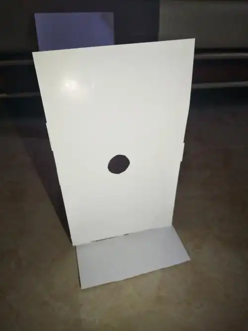 写美篇所呈像的形状与小孔的形状有关 利用蜡烛,因为火焰太小,无法