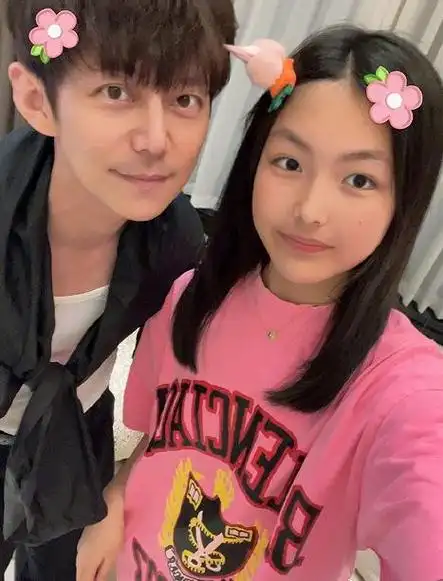 王诗龄晒与何炅聚餐合影多年再同框像兄妹李湘背影壮实躲镜头