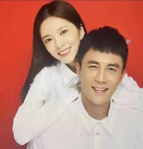 杜淳晒和妻子的合照,评论区再次引起质疑,王灿这么不招人待见_网友