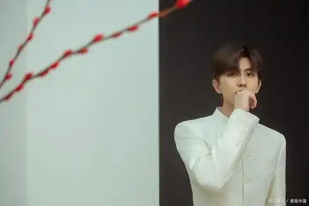 有网民爆料说,蔡徐坤的母亲徐静雇佣了一名私人侦探,并且偷偷的在她的