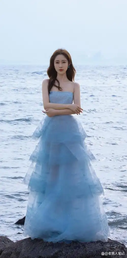 梁田蓝色美人鱼壁纸图集:一袭抹胸纱裙,层层轻纱浪漫唯美