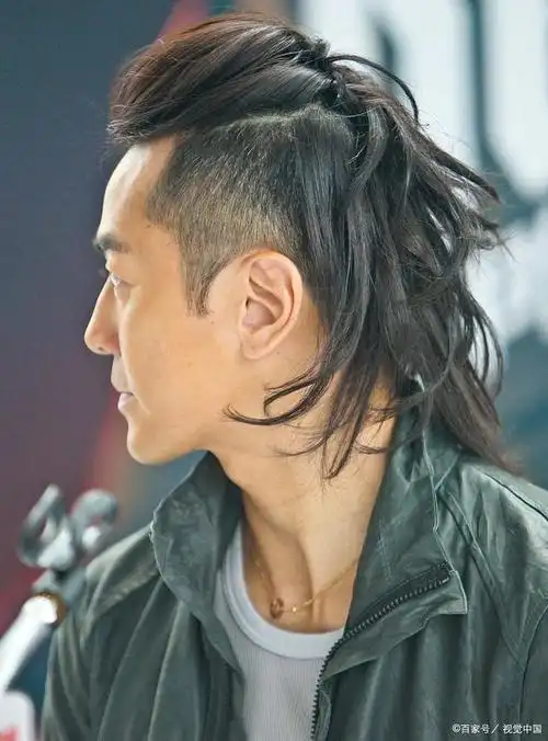 脏辫,中分烫发,挑染微烫发,前刘海巨长发型,层次感斜分中长发等细节