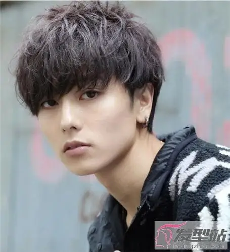 定位烫在日本男生中比较流行,烫出来的发型效果,有着青春阳光的味 ..