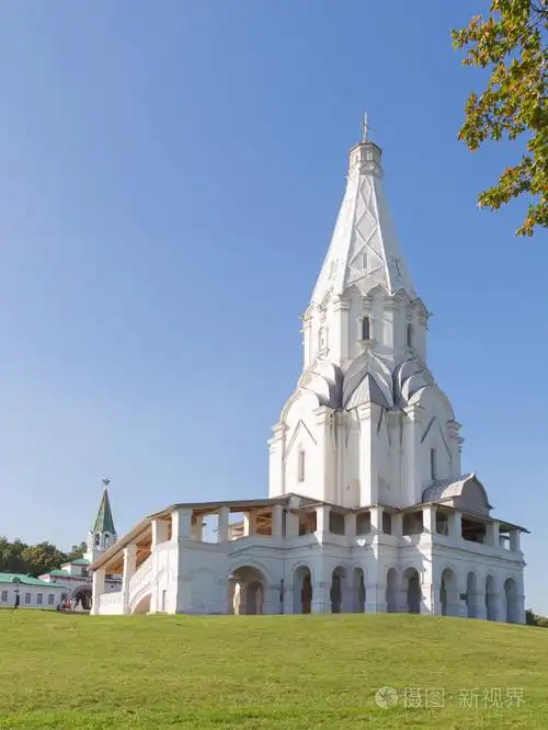 教堂的提升和晴朗的天空