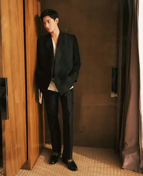 > 杨洋一片式西装帅气写真图片(5/8)
