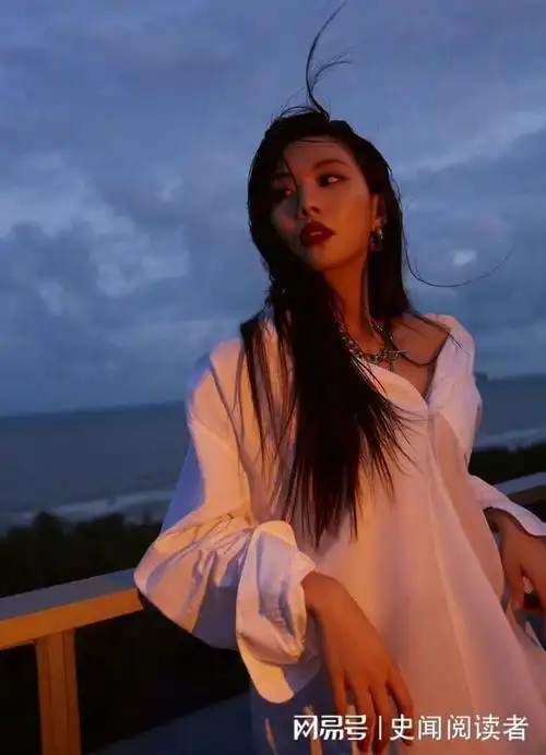 王霏霏最新白衬衫写真大片