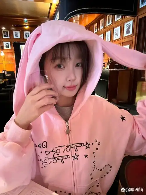 虞书欣今日份营业照片,粉色兔子耳朵外套搭配粉色裤子,卷发搭配空气