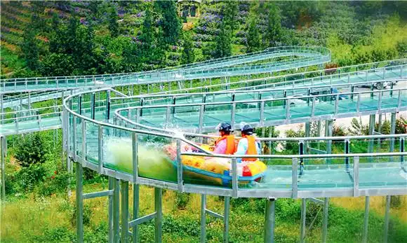 让人尖叫连连;国内落差最大的玻璃水滑道全长1000多米,蜿蜒于高山森林