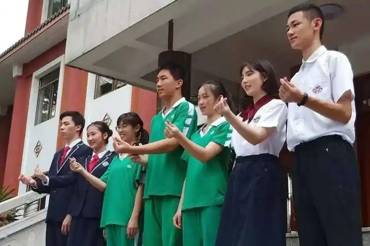 school uniform广州市执信中学堡爷:两套校服都很百搭!