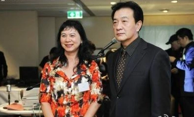 他是20年前的影视大哥,事业当红妻子却被人陷害,如今成北影老师